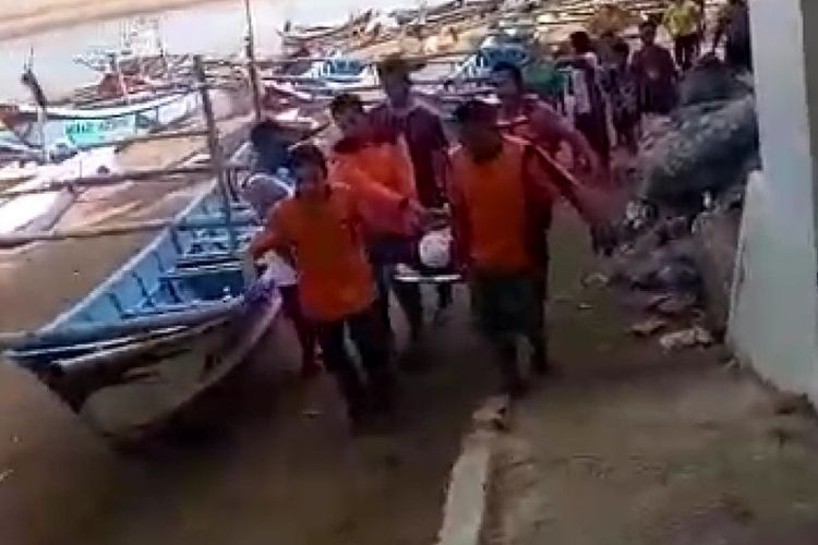 Tim SAR Satlinmas Korwil II Gunungkidul Mengevakuasi Korban Tenggelam Pantai Baron, Sabtu (18/5/2019) (Dokumentasi SAR Satlinmas Korwil II)