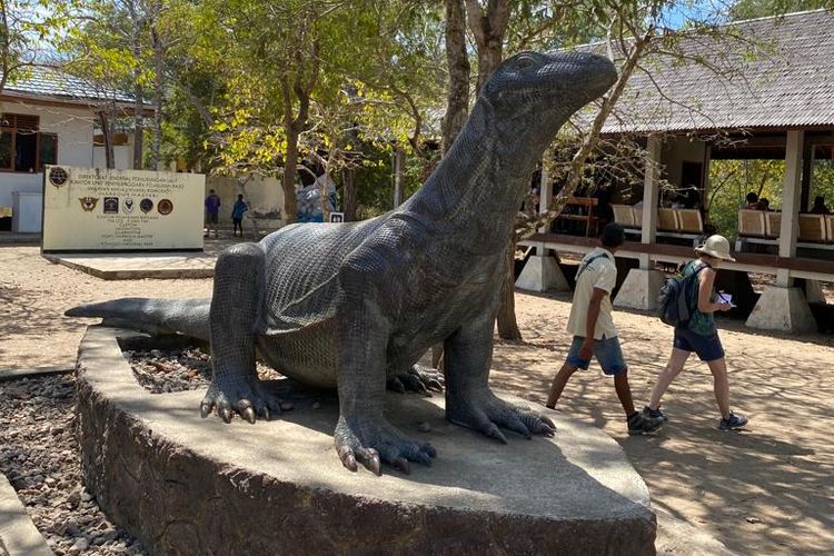 Patung komodo berada di Pulau Komodo, salah satu destinasi yang banya dikunjungi wisatawan. 