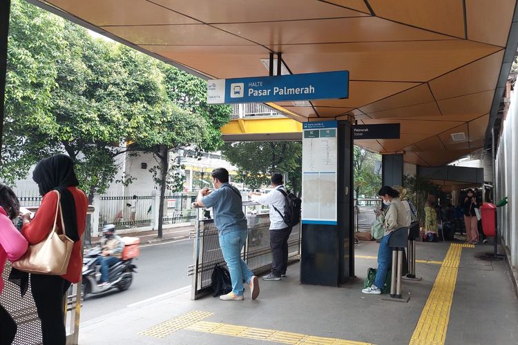 Situasi Halte Pasar Palmerah di dekat Stasiun Palmerah, Jakarta Pusat, Kamis (10/11/2022).