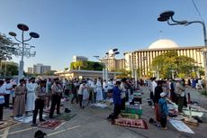 Jemaah Shalat Idul Adha Penuhi hingga Area Luar Masjid Istiqlal