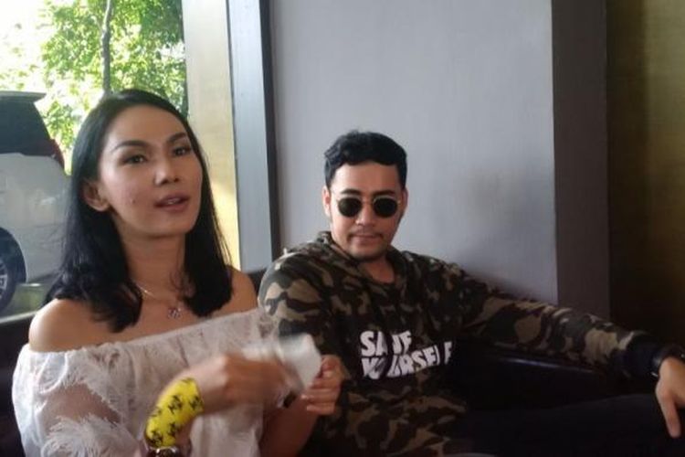 Kalina Oktarani bersama kekasihnya, Hendrayan, diabadikan di Hotel Veranda, Kebayoran Lama, Jakarta Selatan, Rabu (8/3/2017).