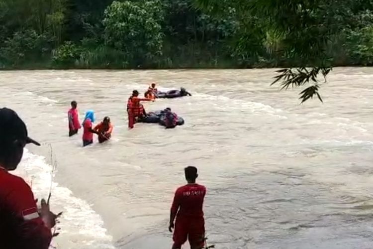 Tim gabungan melakukan pencarian terhadap Sukiyem yang hilang di Sungai Tuntang