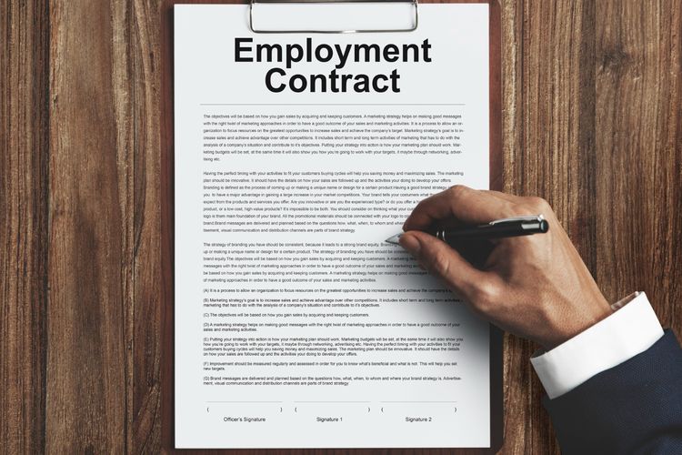Sebelum tanda tangan kontrak kerja, teliti dan pahami dahulu keseluruhan isinya.