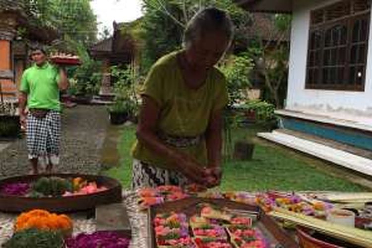 Proses membuat canang di Rumah Desa, Kabupaten Tabanan, Bali, Sabtu (17/12/2016).