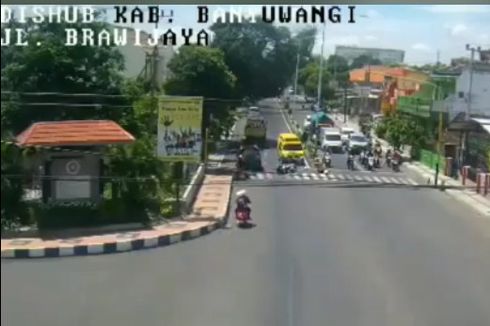 Viral, Video Ambulans Lawan Arah Tabrak Pengendara Motor di Banyuwangi