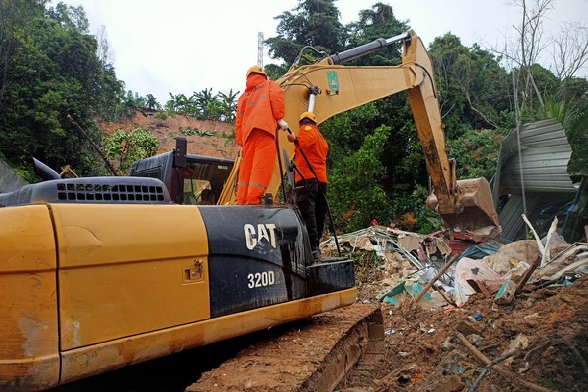 Dua Korban Longsor di Tiban Koperasi Batam Masih dalam Pencarian