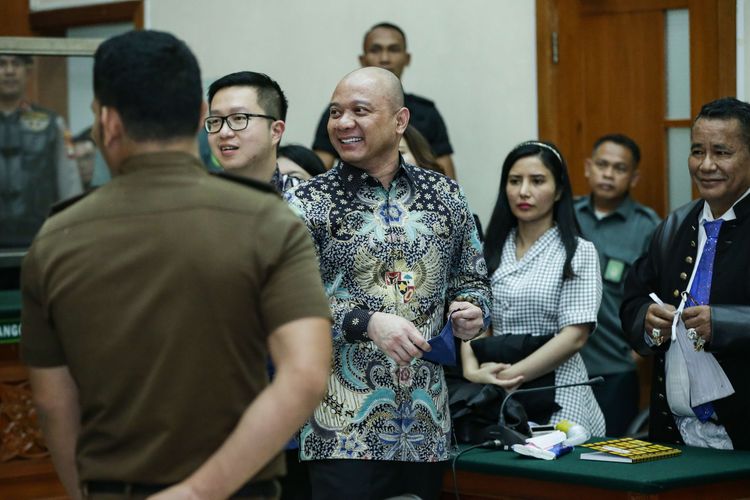 Mantan Kapolda Sumatera Barat Irjen Teddy Minahasa usai menjalani sidang vonis di Pengadilan Negeri Jakarta Barat, Senin (9/5/2023). Majelis hakim menjatuhkan vonis hukuman penjara seumur hidup dalam kasus peredaran narkotika jenis sabu yang menjeratnya.