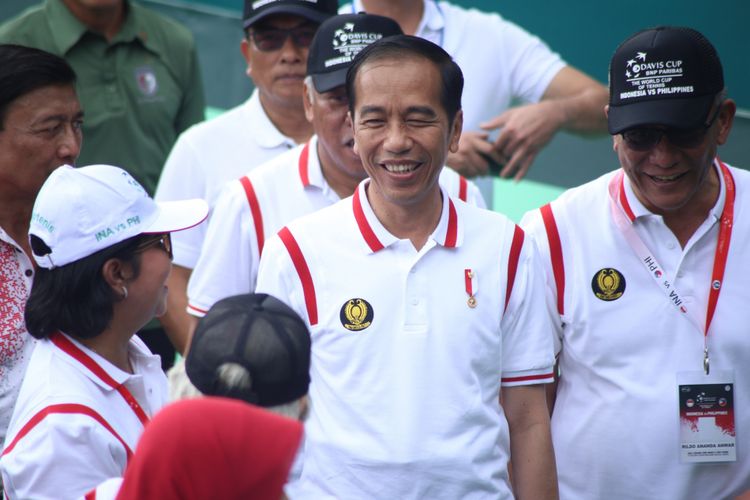 Presiden Republik Indonesia Joko Widodo usai meresmikan Stadion Tenis Senayan di Jakarta, Sabtu (3/2/2018). Jelang Asian Games 2018, Stadion Tenis Indoor dan Outdoor Senayan direnovasi oleh pemerintah dengan menggunakan anggaran sebesar Rp 92,8 miliar.