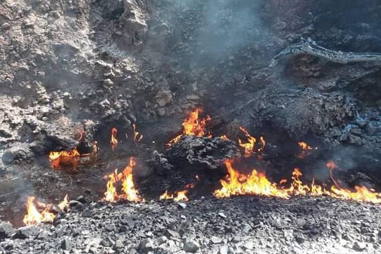 Warga Umbu Langang, Kecamatan Umbu Ratu Nggay Barat, Kabupaten Sumba Tengah, Nusa Tenggara Timur (NTT), digegerkan dengan penampakan api dari permukaan sungai.