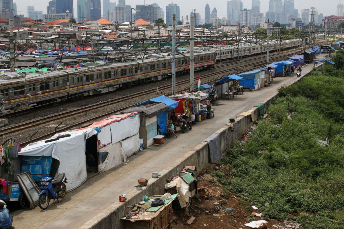 Sejumlah gubuk liar tampak berdiri di sepanjang jalan inspeksi Kanal Banjir Barat (KBB), Jakarta, Senin (6/11/2017). Pemprov DKI Jakarta akan melakukan penertiban permukiman kumuh tersebut, selain mengganggu kendaraan yang melintas, juga kegiatan pengerukan sungai.