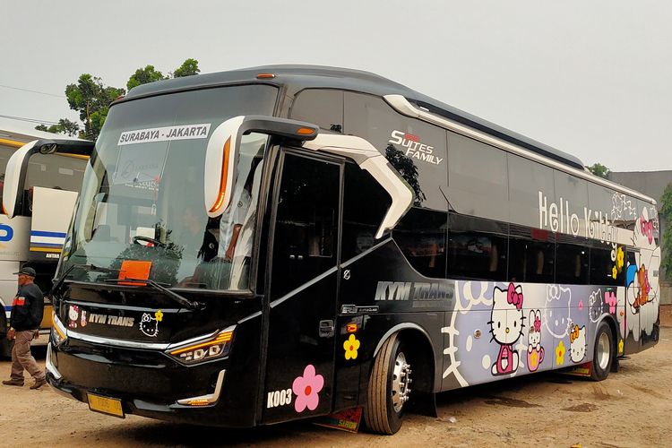 Bus KYM Trans di Terminal Bus AKAP Lebak Bulus