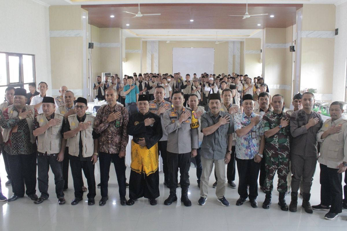 Peserta FGD bersama perguruan pencak silat se-Kabupaten Nganjuk foto bareng usai membacakan ikrar di Aula Polres Nganjuk, Kamis (6/2/2025).