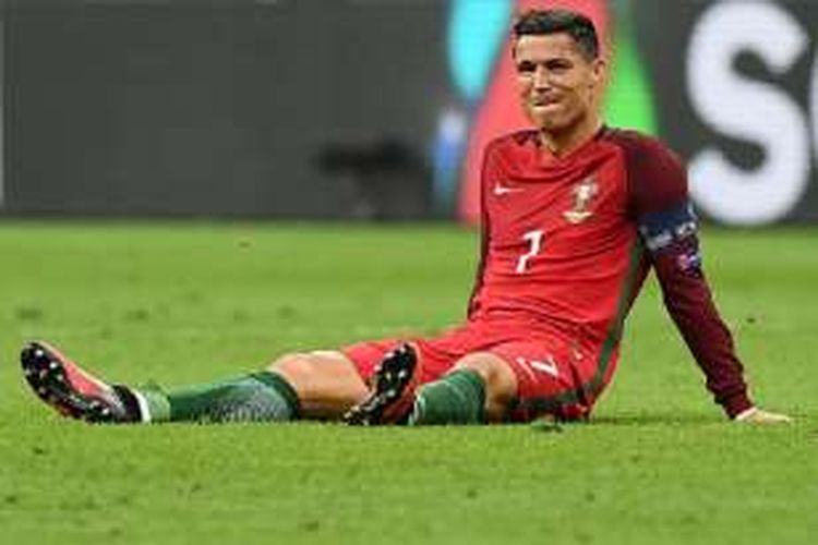 Cristiano Ronaldo menahan nyeri dan air mata saat tak bisa melanjutkan pertandingan final Piala Eropa 2016, Minggu (10/7/2016).