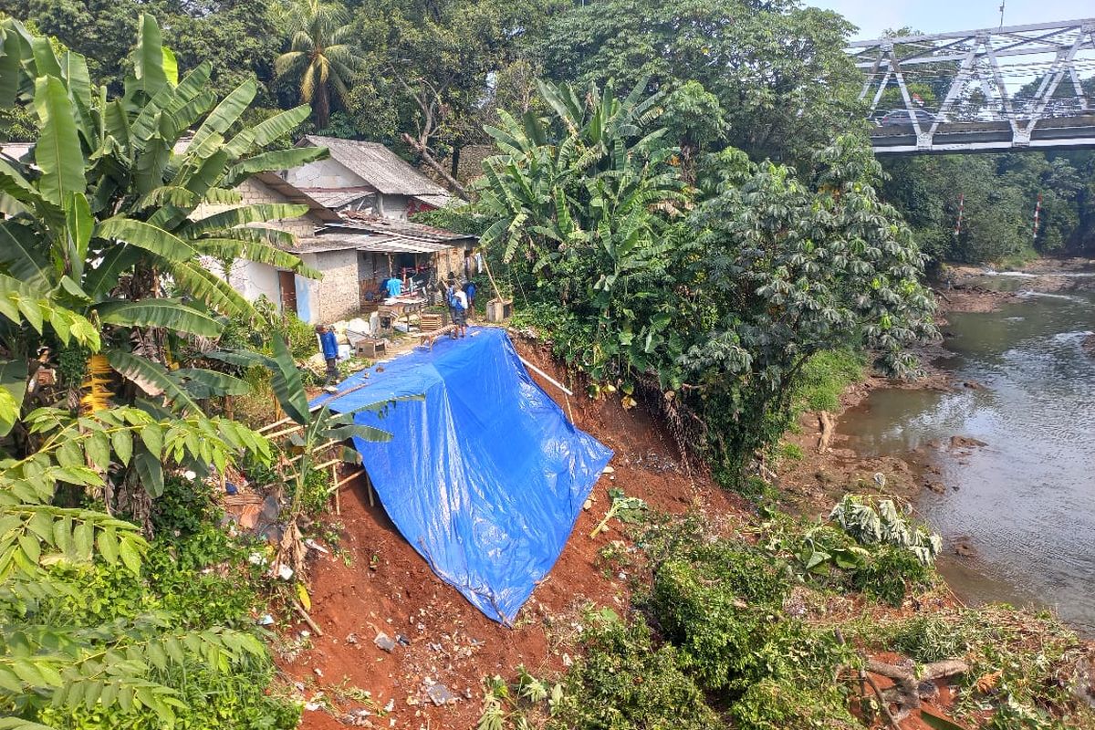 Halaman belakang rumah salah satu warga RT 004 RW 007, Depok, Pancoran Mas, Depok, yang longsor pada Minggu (7/8/2022) telah ditangani oleh Dinas PUPR dengan oemasangan cerucuk bambu.