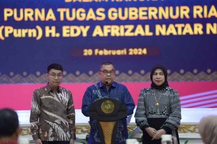Edy Natar Nasution bersama istri dan anaknya pada malam purna tugas, di Gedung Daerah Riau di Pekanbaru, Selasa (20/2/2024) malam.