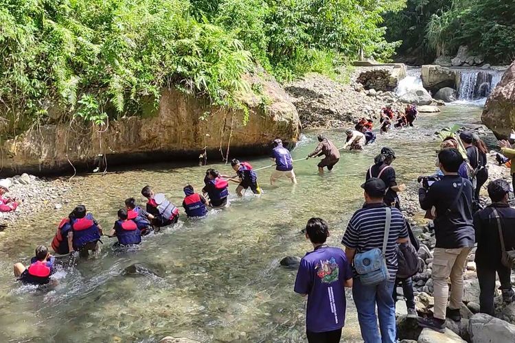 Aliran sungai yang berada di Desa Wisata Durensari yang berafa di Desa Sawahan Kecamatan Watulimo Trenggalek, Jawa Timur, Rabu (14/06/2023)