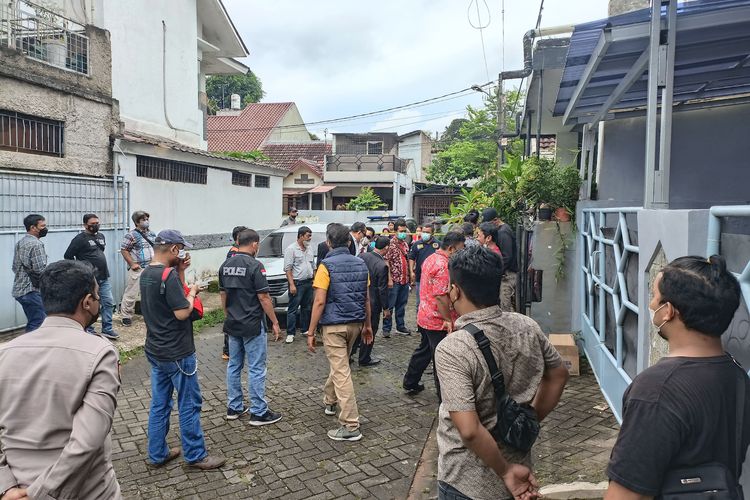 Rekonstruksi kasus pembunuhan terhadap HS (54) di Perumahan Jatibening Estate, Kota Bekasi pada Jumat (25/2/2022). Rekonstruksi ini dilakukan oleh pihak kepolisian dari Polres Metro Bekasi Kota dan menghasilkan 19 adegan yang diperagakan, Jumat (25/2/2022). (KOMPAS.com/Joy Andre T) 