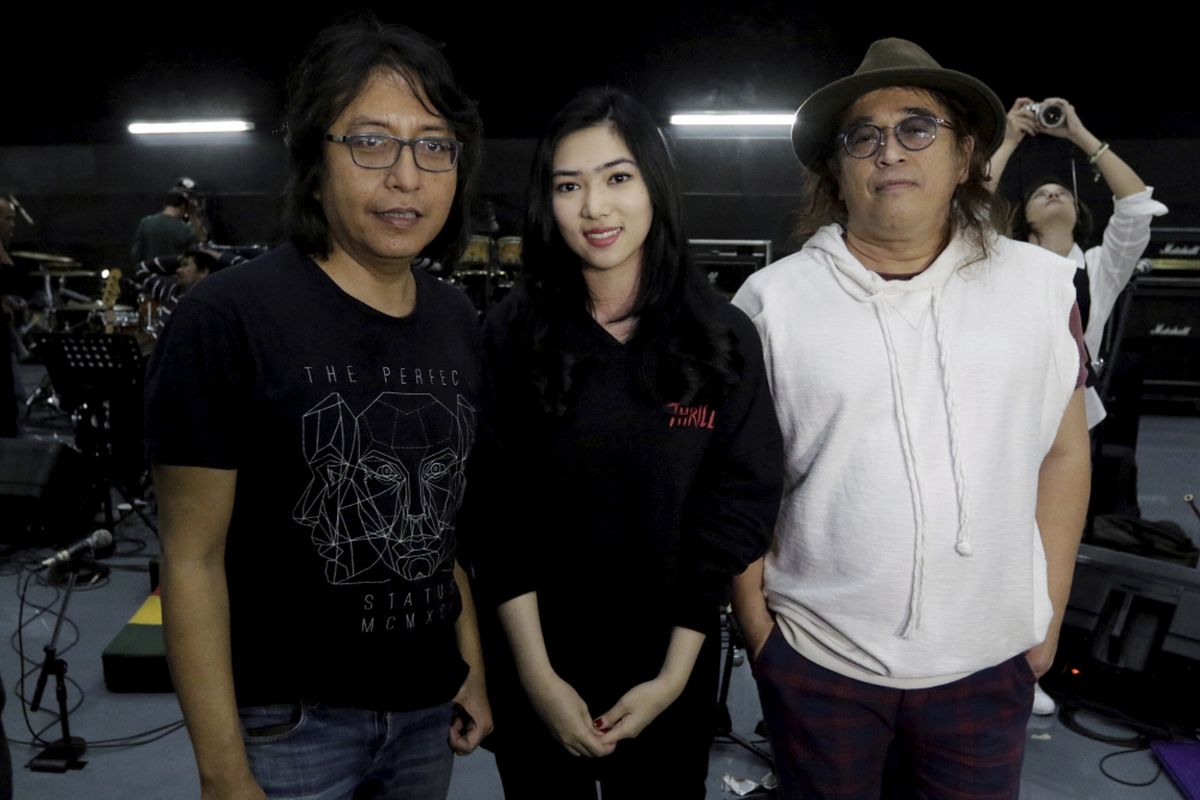 KLa Project dan Isyana Sarasvati (tengah) berpose di sela sesi latihan persiapan konser Kla Project di Studio 2, Menara Kompas Gramedia, Palmerah Selatan, Jakarta, Selasa (27/11/2018). Menginjak 30 tahun berkarya KLa Project akan menggelar konser yang bertajuk Karunia Semesta pada 5 Desember 2018 mendatang di Jakarta Convention Centre (JCC), Plenary Hall, Jakarta Pusat.
