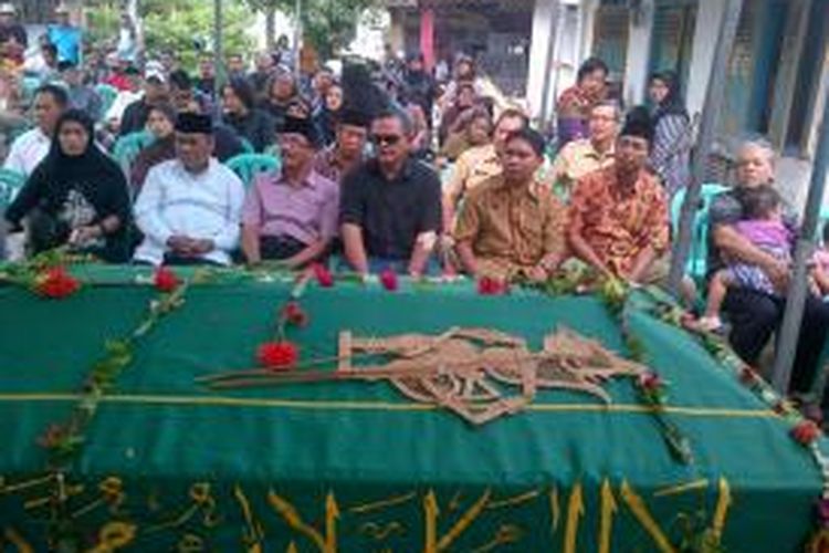 Wayang suket diatas peti jenazah Slamet Gundono, di Desa Dukuh Salam, Tegal, Jawa Tengah, Senin (06/01/2014). Wayang suket tersebut ikut dimakamkan bersama jenazah Slamet.