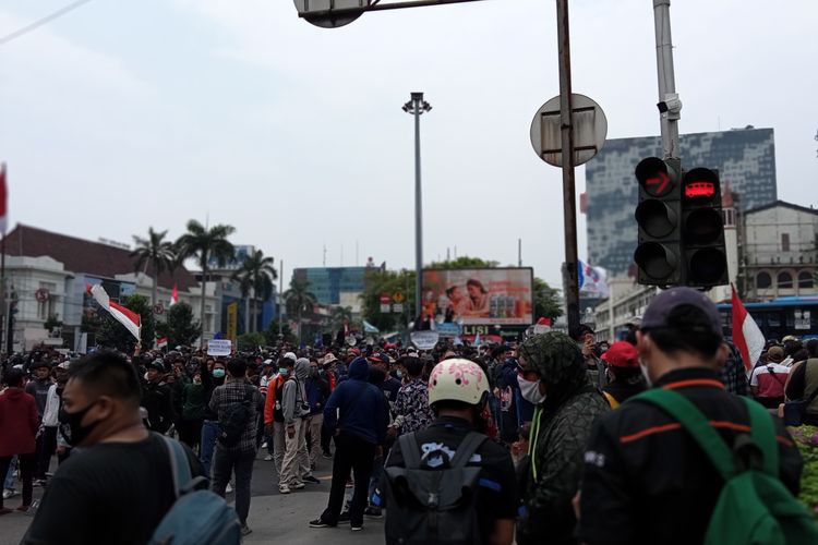 Massa dari aliansi mahasiswa memblokade simpang Harmoni
