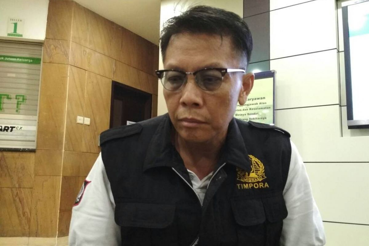 Yuli Hari Utomo, ayah salah satu korban selamat bom Kampung Melayu, Bripda Yogi Aryo di RS Premier, Jatinegara, Jakarta Timur, Kamis (25/5/2017) dini hari.