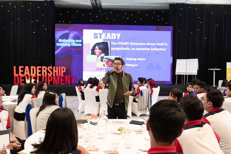 Motivator dan Leadership Trainer asal Singapura James Gwee saat memberikan materi tentang kepemimpinan di acara Leadership Development, Djarum Beasiswa Plus.