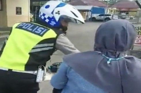 Seorang Ibu Menolak Turun dari Motor Saat Ditilang, Terpaksa Didorong Polisi