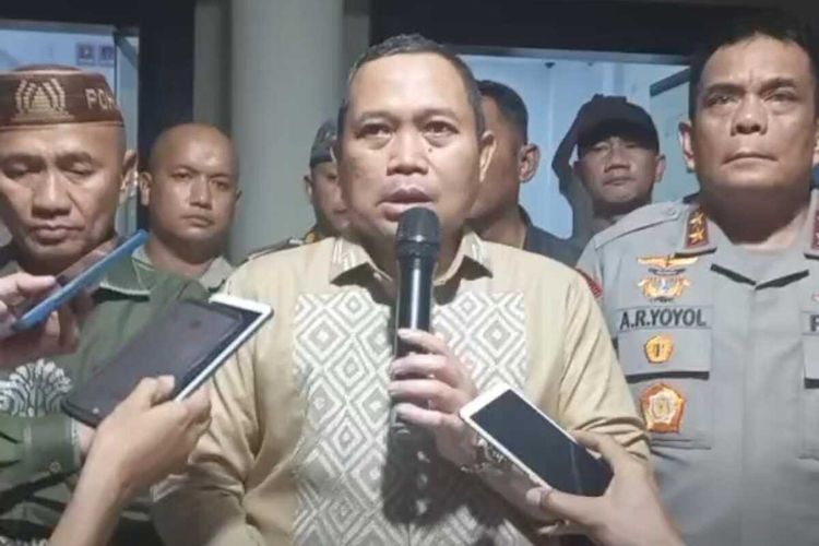 Penjabat Gubernur Gorontalo Ismail Pakaya saat menggelar konferensi pers, ia memastikan kondisi Kota Marisa ibukota Pohuwato sudah aman dan kondusif.