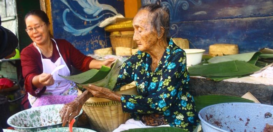 Mbah Lindu, penjual gudeg berusia hampir seabad ini selalu berjualan didampingi anak bungsunya di Jalan Sosrowijayan, Yogyakarta