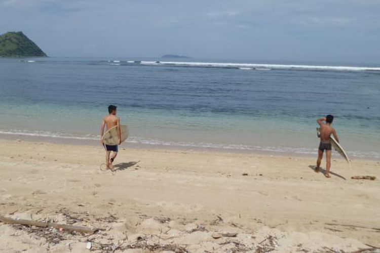 Pantai Kertasari, Desa Labuhan Kertasari, Kecamatan Taliwang, Kabupaten Sumbawa Barat, Nusa Tenggara Barat, Selasa (12/4/2016). Pantai ini memiliki pasir putih dan air laut yang masih bersih. 