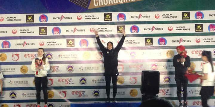 Atlet panjat tebing Indonesia, Aries Susanti Rahayu (tengah), berhasil menjadi yang tercepat dalam IFSC WorldCup Series Chongqing, China.