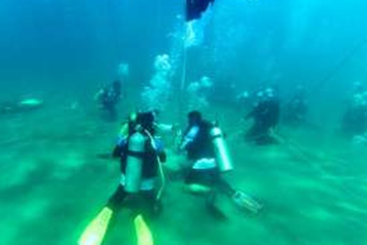 Para nelayan Bangsring saat melakukan penyelaman di Banyuwangi Underwater Festival 2016.