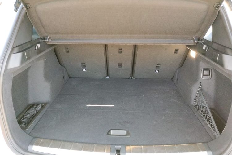 Bagasi BMW X1 memiliki lantai rata dan dilengkapi dengan penutup bagian atas sehingga terlihat rapi dan mewah