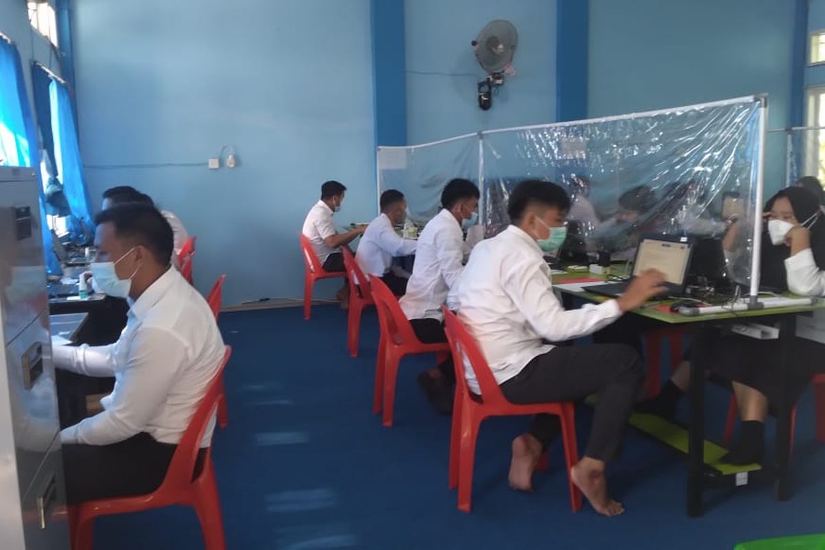 Suasana ujian kompetensi guru PPPK di SMKN I Nunukan kaltara, dari 693 peserta di perbatasan RI - Malaysia yang terdaftar sebagai peserta, hari kedua ujian tercatat sebanyak 5 orang positif covid19 dan 1 meninggal dunia