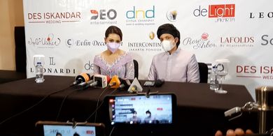 Atta Halilintar dan Aurel Hermansyah usai menggelar acara lamaran di hotel Intercontinental, Jakarta Selatan, Sabtu (13/3/2021).