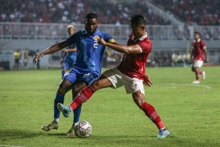 Pemain timnas Indonesia Dimas Drajad (kanan) berebut bola dengan pemain Curacao Rhu-Endly Martina pada laga kedua FIFA Matchday di Stadion Pakansari, Kabupaten Bogor, Selasa (27/9/2022). Timnas Indonesia menang dengan skor 2-1.