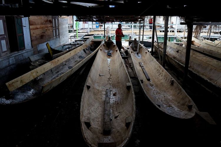 Foto dirilis Senin (7/9/2020), memperlihatkan seorang Suku Bajau menyelesaikan pesanan perahu yang menjadi transportasi utama di Desa Torosiaje. Suku Bajau terkenal sebagai suku pengembara laut dan nelayan ulung dalam mencari ikan, yang kental menjaga budaya leluhur seperti tradisi, ritual dan pantangan.