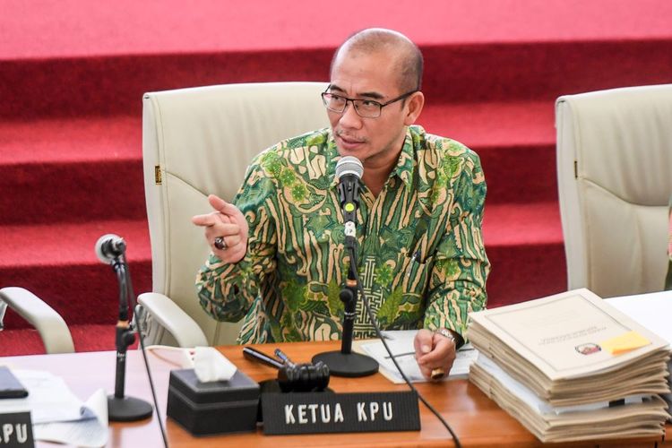 Ketua KPU Hasyim Asyari memimpin rapat pleno rekapitulasi hasil penghitungan perolehan suara tingkat nasional Pemilu 2024 di Gedung KPU, Jakarta, Sabtu (16/3/2024). Pada hari ke-18 rapat pleno rekapitulasi tingkat nasional Pemilu 2024, KPU telah mengesahkan perolehan suara nasional pada 32 provinsi. ANTARA FOTO/Hafidz Mubarak A/wpa.