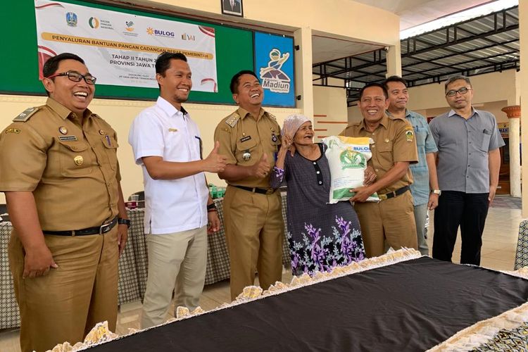 Perum Badan Urusan Logistik (Bulog) Sub Divre IV Madiun menyalurkan  1.190 ton beras bantuan pangan kepada 63.698 warga di Kabupaten Madiun, Jawa Timur, Selasa (12/9/2023).