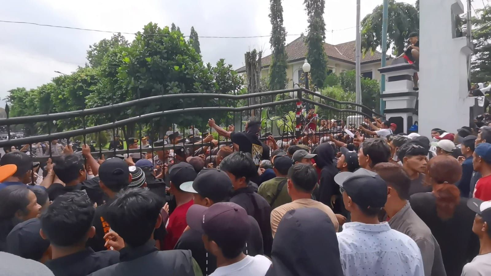 Kronologi Demo Warga di Pendapa Bupati Banjarnegara Ricuh, 12 Orang Luka-luka
