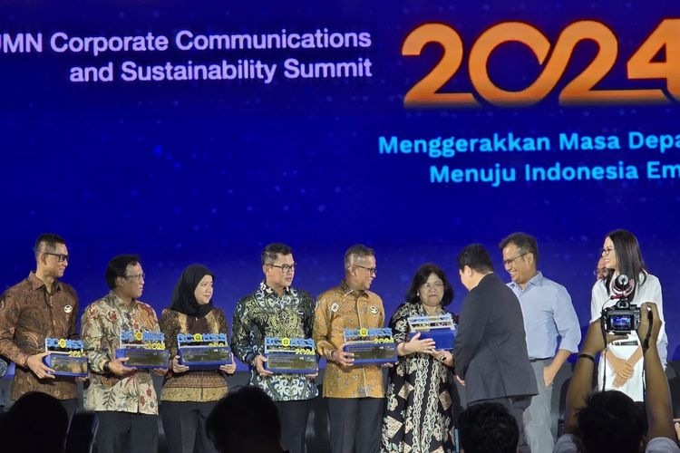 Direktur Keuangan dan Manajemen Risiko Antam, Elisabeth RT Siahaan (tiga dari kanan) menerima Awarding Sustainability kategori Creating Shared Value (CSV) peringkat silver dari Menteri BUMN Erick Thohir pada BUMN Corporate Communications and Sustainability Summit (BCOMSS) 2024 di Tenis Indoor Senayan, Jakarta, Kamis (7/3/2024). (DOK. Antam)