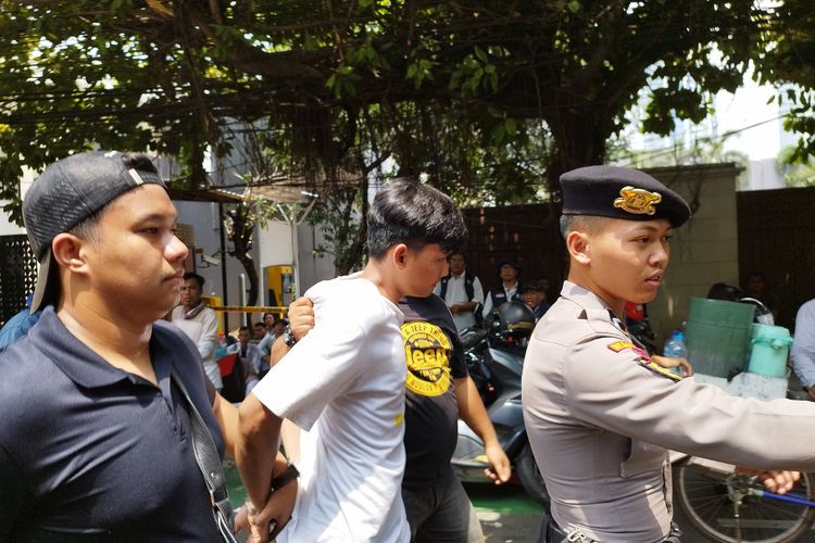 Terduga pencopet diamankan pihak kepolisian di Jalan Hos Cokroaminoto, Menteng, Jakarta Pusat, Kamis (19/10/2023). (KOMPAS.com/XENA OLIVIA)