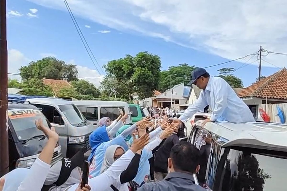 Prabowo Subianto bersama Dedi Mulyadi disambut ribuan ibu-ibu saat berkampanye di Subang, Jawa Barat, Sabtu (27/1/2024).
