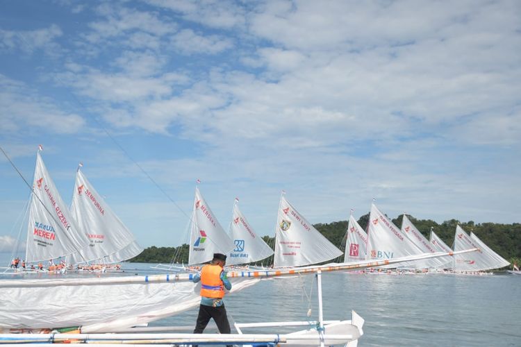 Festival Sandeq 2022. Sebanyak 35 perahu sandeq berlayar ke Ibu Kota Negara (IKN) Nusantara dari Pantai Tanjung Silopo, Polewali Mandar, Rabu (31/8/2022).