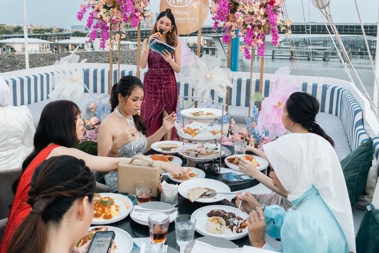 HWT Gold menggelar acara HWT Gold Beauty Makeover Party bagi 10 perempuan terpilih yang digelar di Phinisi Boat Restaurant Talassa, Jakarta (1/8/2023).