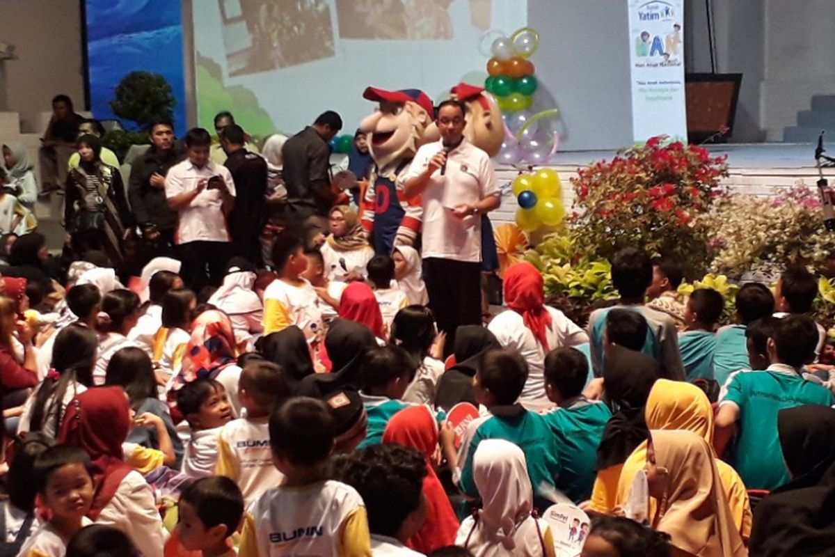 Gubernur DKI Jakarta memberikan kuis tebak-tebakan saat menghadiri perayaan Hari Anak Nasional Tingkat DKI Jakarta di Dunia Fantasi Ancol, Kamis (6/9/2018).