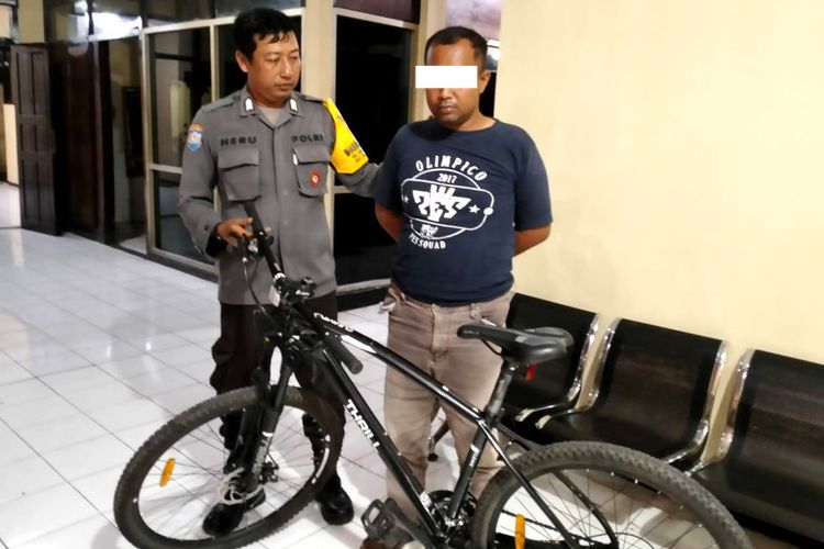 RA (38), warga Kelurahan Sananwetan, Kota Blitar, Jawa Timur, tertangkap warga karena tepergok mencuri sepeda kayuh milik jemaah sebuah masjid.
