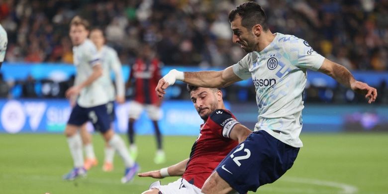Henrikh Mkhitaryan dibayangi Riccardo Orsolini dalam pertandingan semifinal Piala Super Italia antara Bologna vs Inter Milan di Stadion Al Awwal Park, di Riyadh pada 19 Desember 2025. (Foto oleh Fayez Nureldine / AFP)