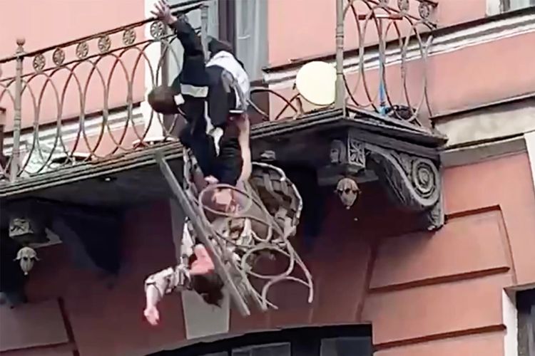 Pasutri di Rusia, Olga Volkova (35) dan Yevgeny Karlagin (35), jatuh dari balkon saat bertengkar hebat di rumahnya, Sabtu (29/5/2021).