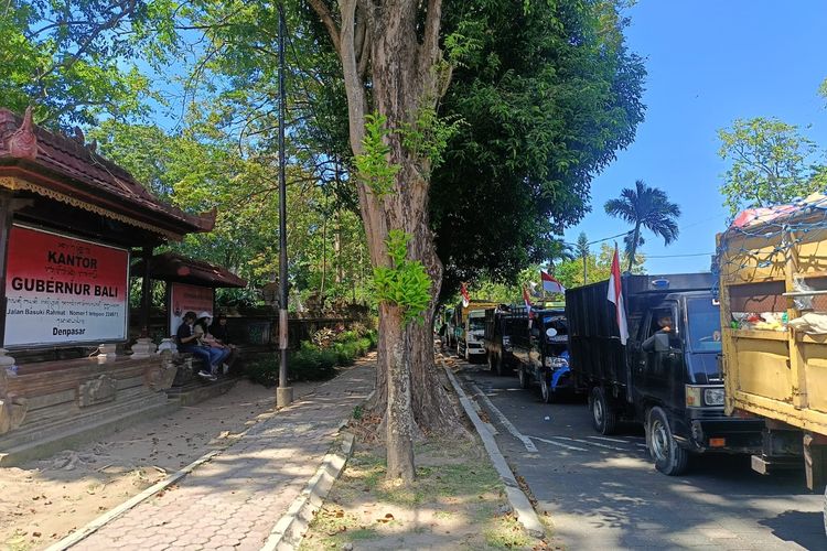 Ratusan Truk Sampah Kepung Kantor Gubernur Bali imbas Polemik TPA Suwung